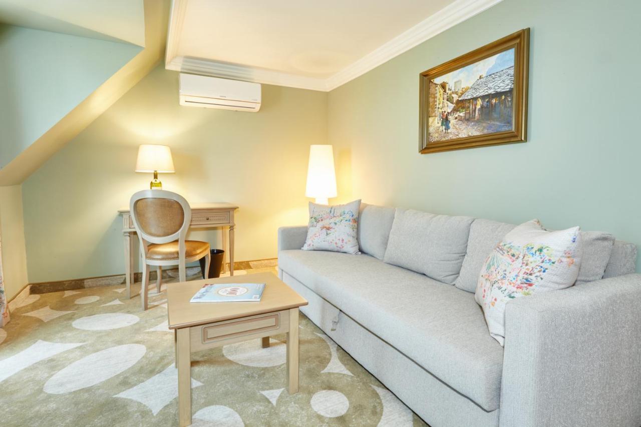 Crocus Gere Bor & Wine Hotel 4*