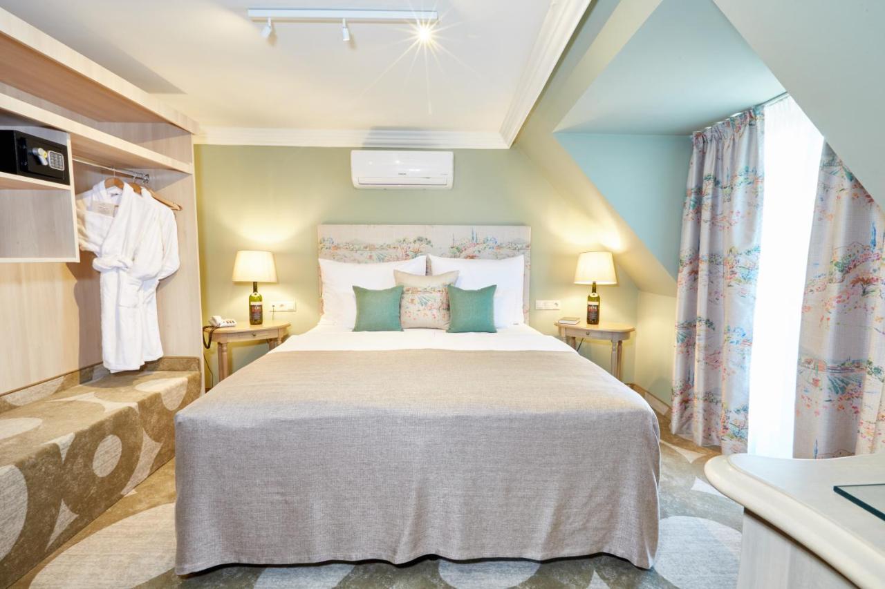 Hotel Crocus Gere Bor & Wine 4*