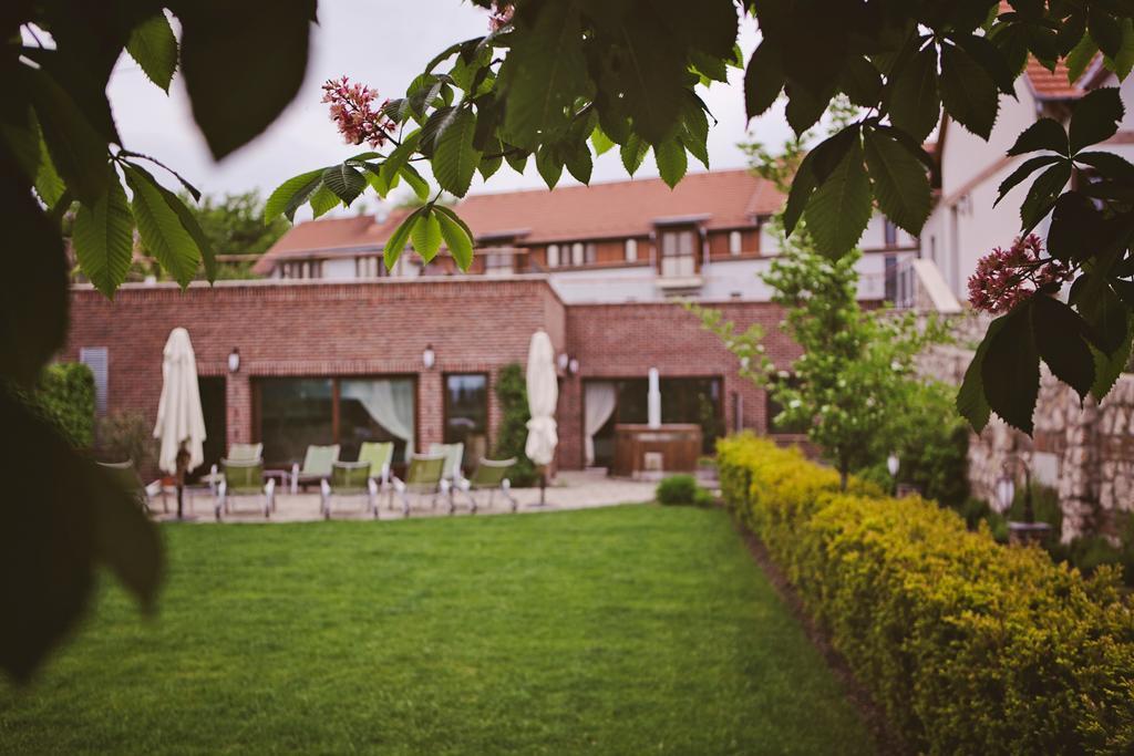 Crocus Gere Bor & Wine Hotel