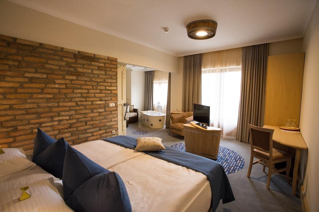 Crocus Gere Bor & Wine 4*