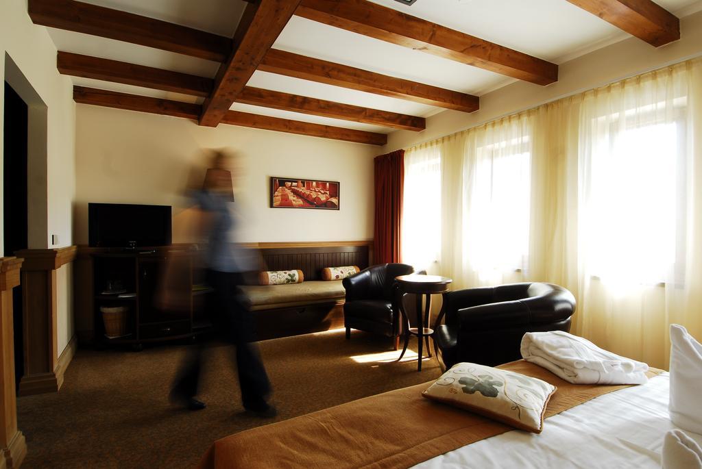 Crocus Gere Bor & Wine 4*
