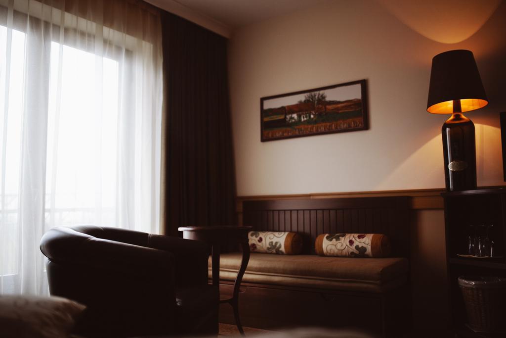 Crocus Gere Bor & Wine Hotel