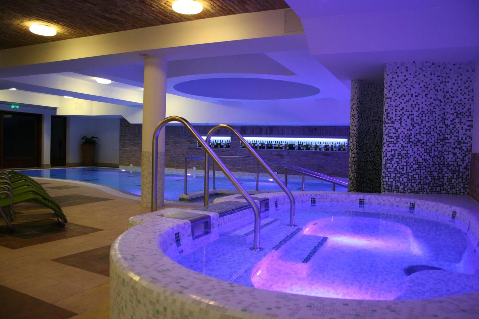 Crocus Gere Bor & Wine Hotel 4*