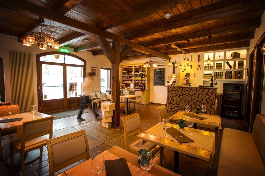 Crocus Gere Bor & Wine Hotel 4*