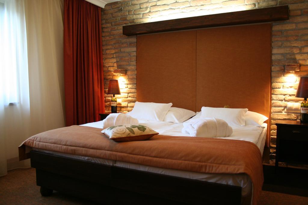 Crocus Gere Bor & Wine Hotel